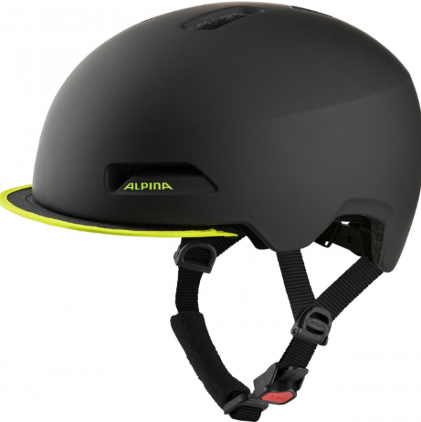 Helm dengan desain asimetris yang mencolok
